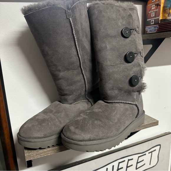 UGG Women's Bailey Button Triplet II Tall Gray Suede Boots Fur Lining Sz 10 - Picture 4 of 8